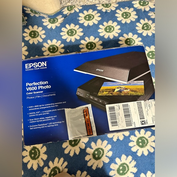 Epson Perfection V600 Color Photo, Image, Film, Negative & Document Scanner - Picture 1 of 5